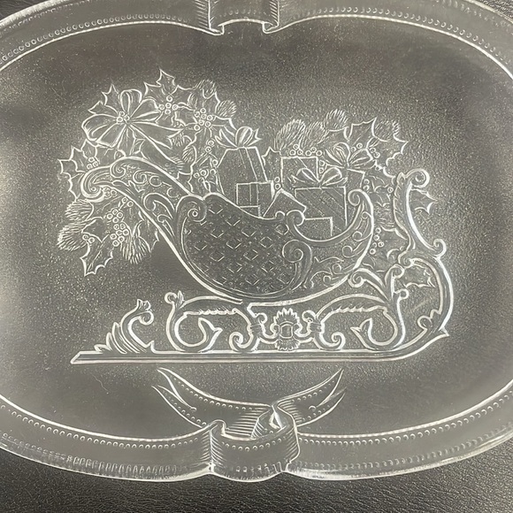 Vintage Mikasa Japan Santa’s Sleigh Frost pattern clear glass serving platter. - Picture 6 of 11